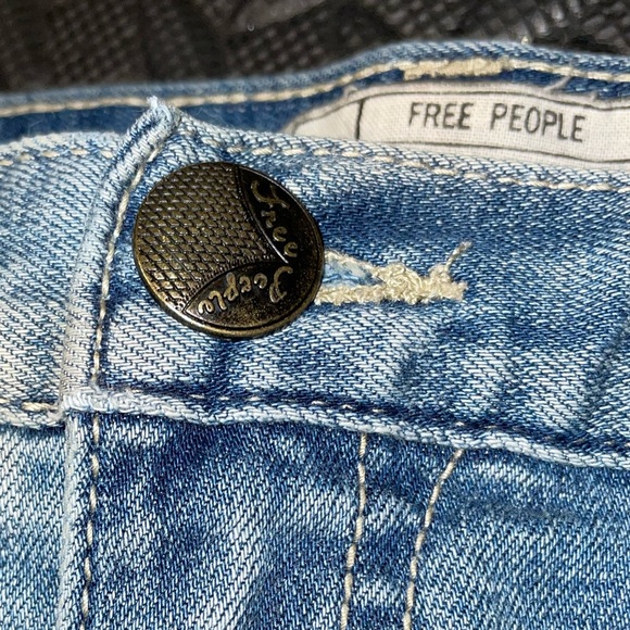 Free People Distressed Light Wash Boyfriend Jeans Size 26 - Picture 6 of 10